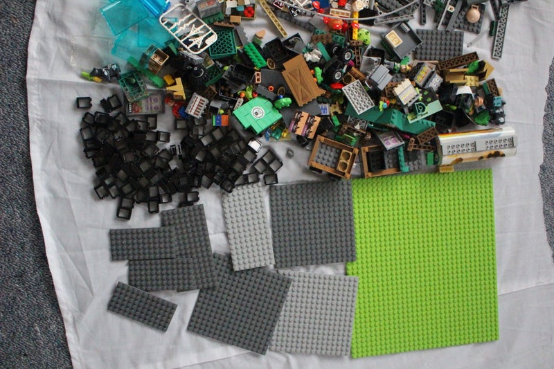 Bulk lot of building bricks and base plate (green) Carousel 2