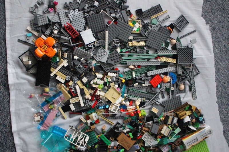Bulk lot of building bricks and base plate (green) Carousel 3