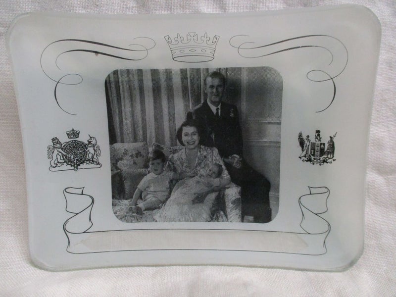 Collectable Royal Family Pin Dish - Carousel 1