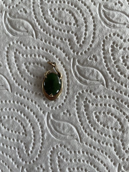 9ct gold pounamu/greenstone pendant Carousel 1