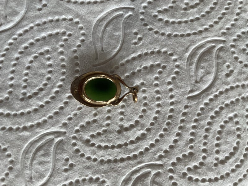 9ct gold pounamu/greenstone pendant Carousel 2