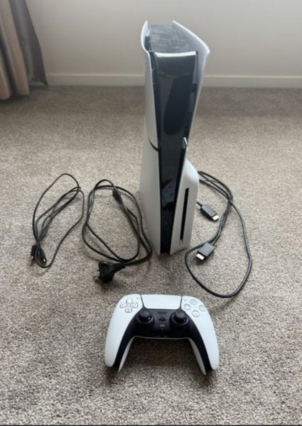 Ps5 slim disc edition & controller Carousel 1