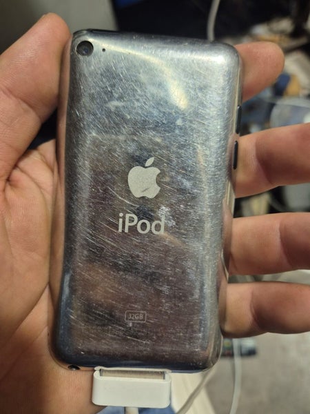 Apple ipod 32gd broken screen $1!!!! Carousel 2