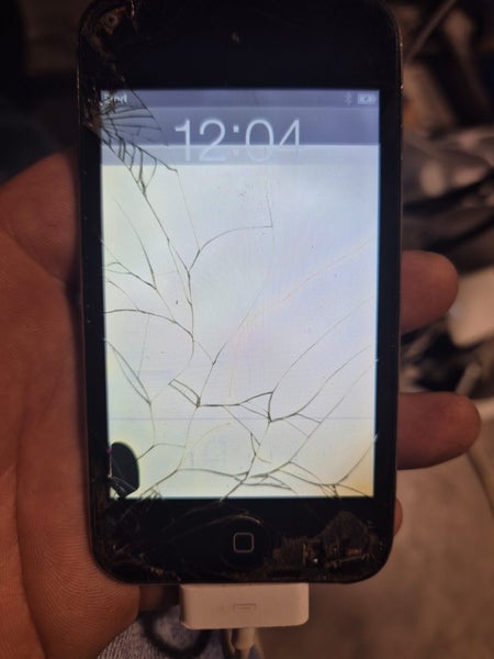 Apple ipod 32gd broken screen $1!!!! Carousel 1