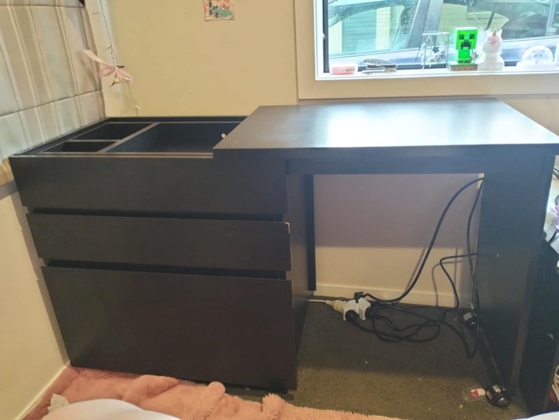 UNIQUE DESK/DRAWERS Carousel 1