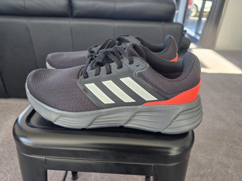 Adidas running shoes brand new Carousel 1