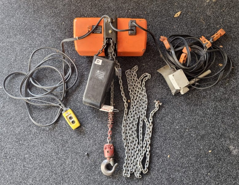 Hitachi 1t 6 meter chain hoist Carousel 1
