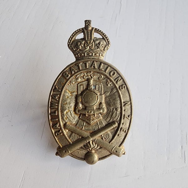 WW1 NZ railway battalion cap badge Carousel 1