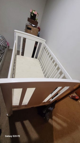 Jolly jumper white cot and mattress Carousel 2