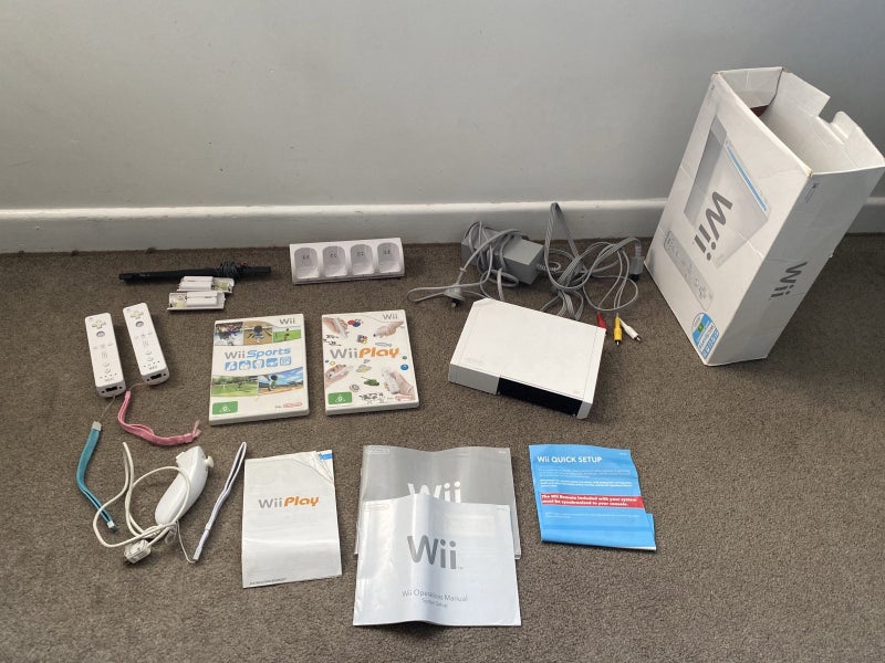 Nintendo Wii Bundle - Console plus controllers plus games Carousel 1