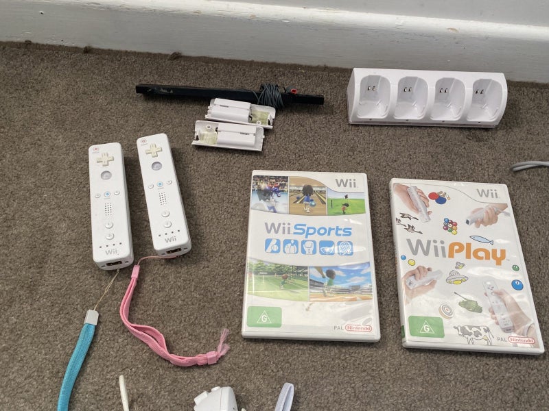Nintendo Wii Bundle - Console plus controllers plus games Carousel 2