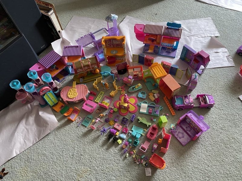 Polly Pocket doll houses, hotels, furniture, accessories and bits and pieces Carousel 1