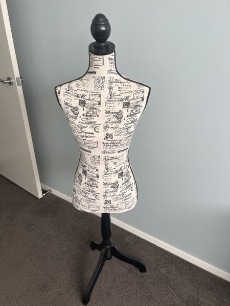 FEMALE HALF BODY MANNEQUIN ON STAND Carousel 1