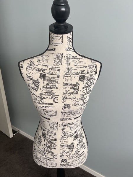 FEMALE HALF BODY MANNEQUIN ON STAND Carousel 2