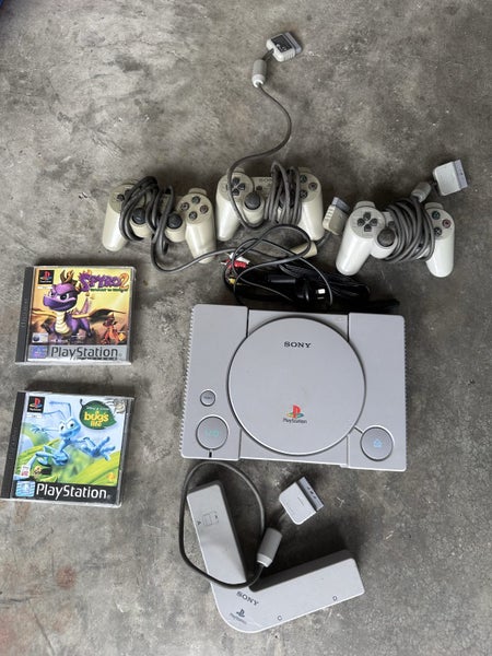 PlayStation 1 - 2 games, 3 controllers, multi tap Carousel 1
