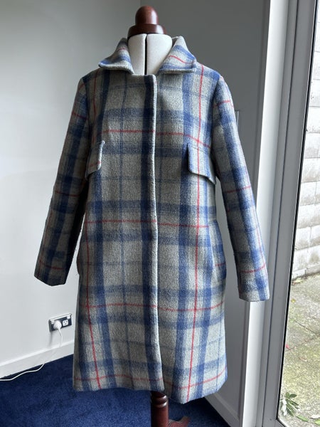 Warm winter jacket - Size Small (fits 8-10) Carousel 2