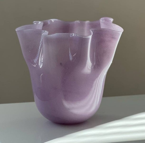 Fluted violet glass vase Carousel 1