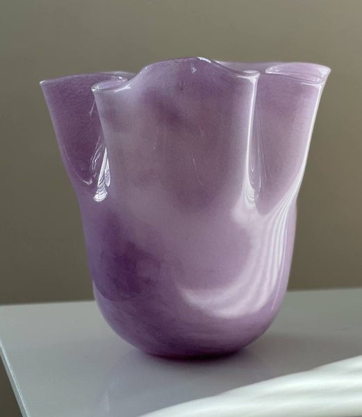 Fluted violet glass vase Carousel 2