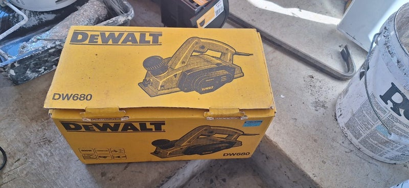 DeWalt planer DW680 Carousel 1