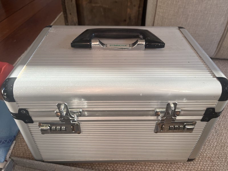 Lockable metal makeup/toiletires travel case Carousel 1
