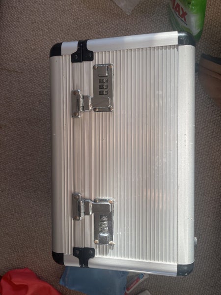 Lockable metal makeup/toiletires travel case Carousel 4