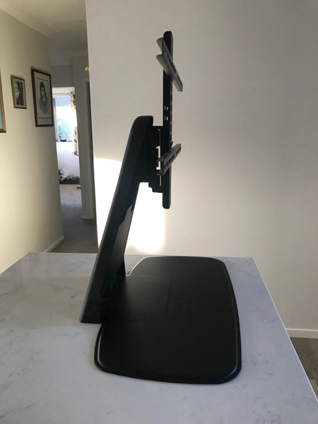 Sanus TV stand Carousel 3