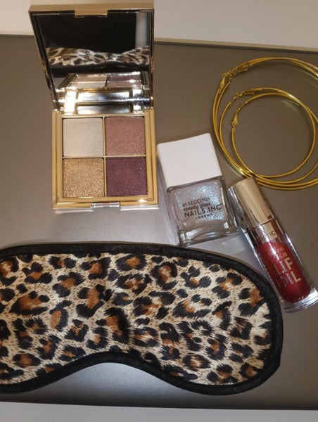 Makeup & beauty bulk Carousel 1