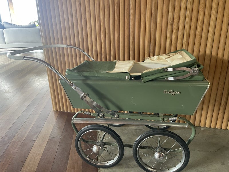 Pedigree pram Carousel 1