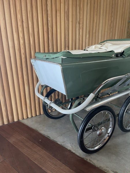 Pedigree pram Carousel 2