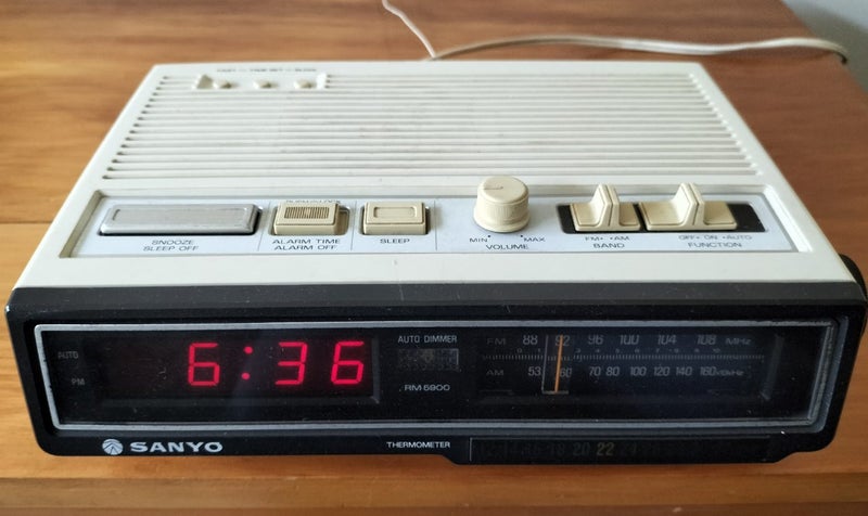 Sanyo RM-5900 digital clock radio Carousel 1
