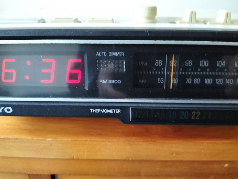 Sanyo RM-5900 digital clock radio Carousel 2