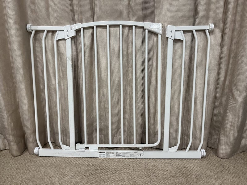 Dreambaby F170 Chelsea Gate Xtra-Wide Carousel 1