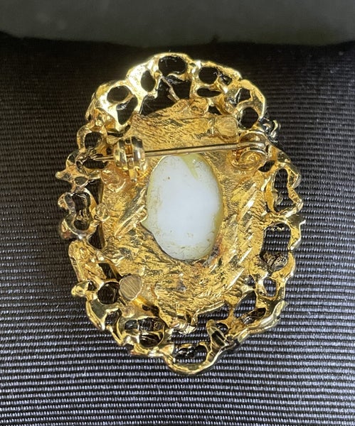 Vintage Brooch & Necklace Trio Carousel 8