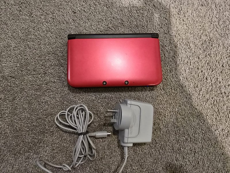 Nintendo 3DS XL + Charger Carousel 1