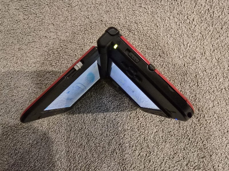 Nintendo 3DS XL + Charger Carousel 9