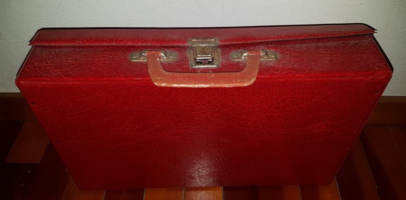 Red cassette tapes briefcase/carrier Carousel 2