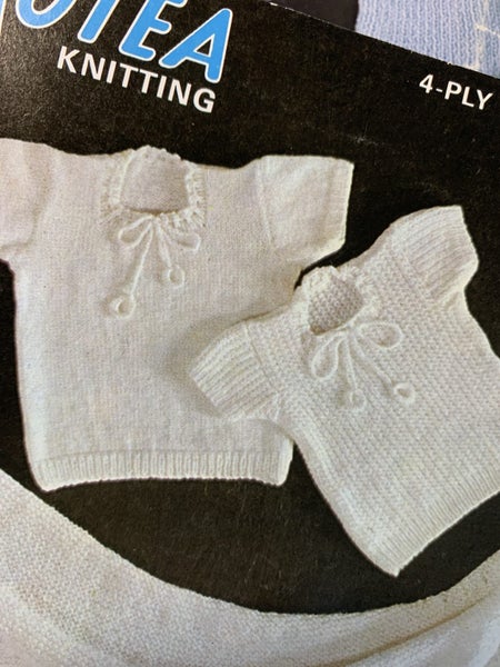 VINTAGE KNITTING PATTERN LEAFLETS - BABY SINGLETS & SHAWL Carousel 2