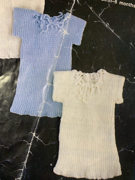 VINTAGE KNITTING PATTERN LEAFLETS - BABY SINGLETS & SHAWL Carousel 3