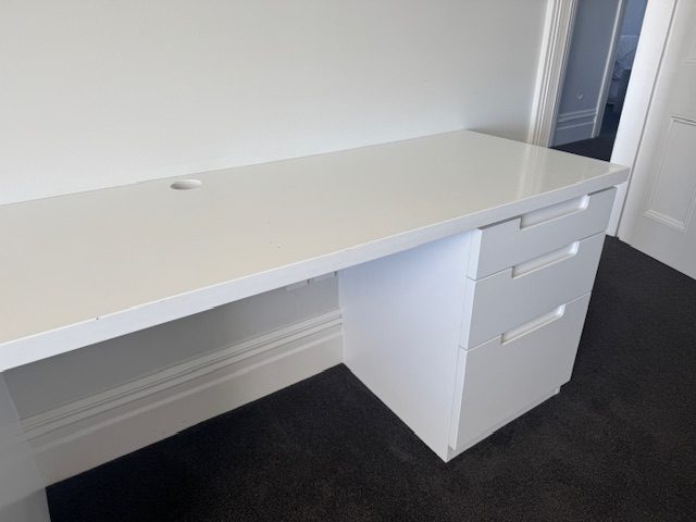 Fixed office/home desks Carousel 8