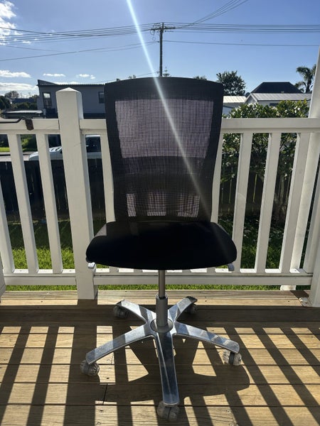 Formway Life Chair Carousel 1