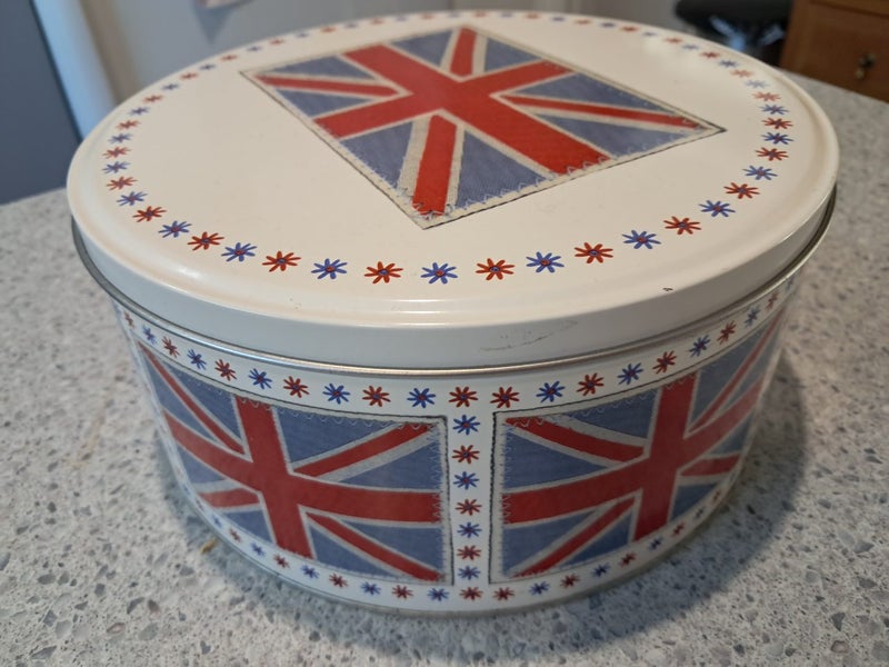 Queen's Jubilee Cake Tin Carousel 3