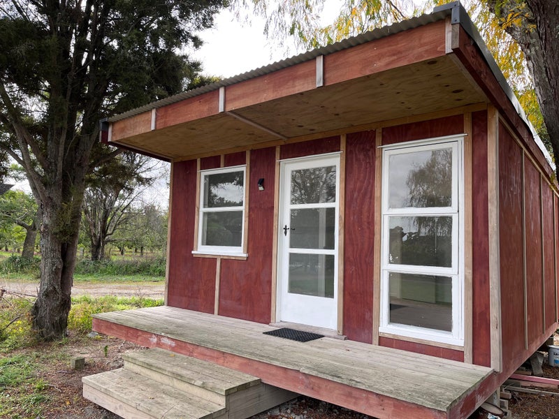 Sleepout - 3 Rooms 21m2 - Located in Hawkes Bay Carousel 1