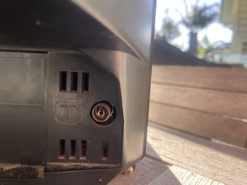 CRT TV, BROKEN, SELLING FOR PARTS OR REPAIR Carousel 3