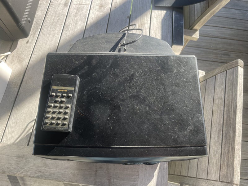 CRT TV, BROKEN, SELLING FOR PARTS OR REPAIR Carousel 2