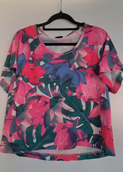 $1 Reserve Bonds Patterned Sports T-Shirt in pinks, whites, blues - Size Small Carousel 1