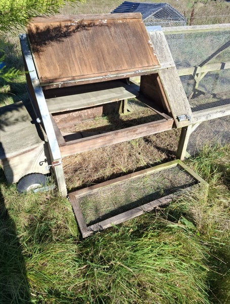 *** Extra Large Rabbit Hutch *** Carousel 2