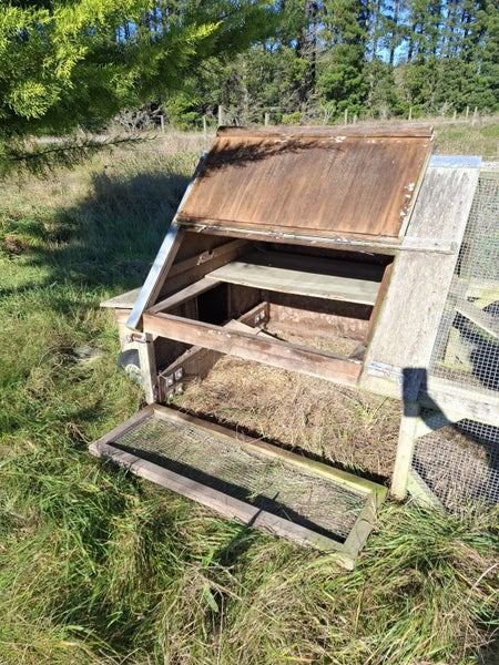 *** Extra Large Rabbit Hutch *** Carousel 8
