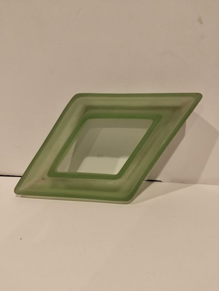 Vintage Uranium Diamond Dish - ******** $1 Reserve ******* Carousel 2