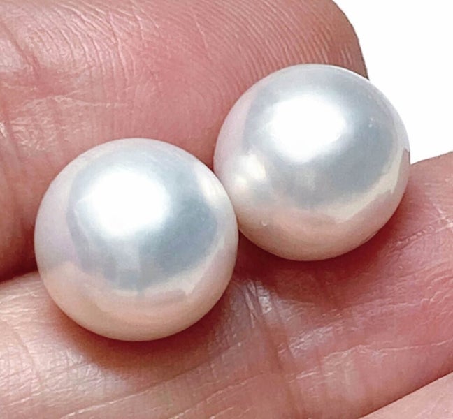 Quality 10 - 10.5mm White Round FW Cultured Pearl Stud Earrings Carousel 1