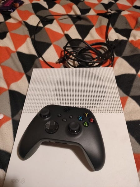 Xbox One S - Model 1681 (500gb, White) + 1 controller Carousel 1
